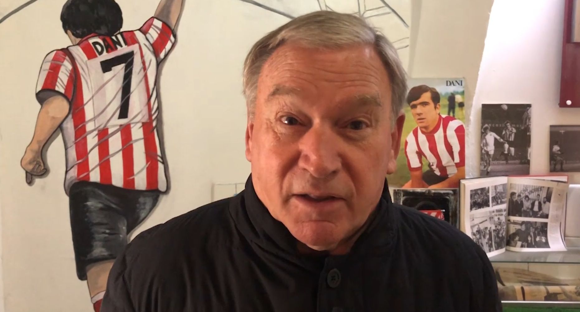  Javier Clemente, en la peña del Athletic Club de Medina de Pomar, posa ante una altar dedicado a Dani para ElDesmarque Bizkaia.
