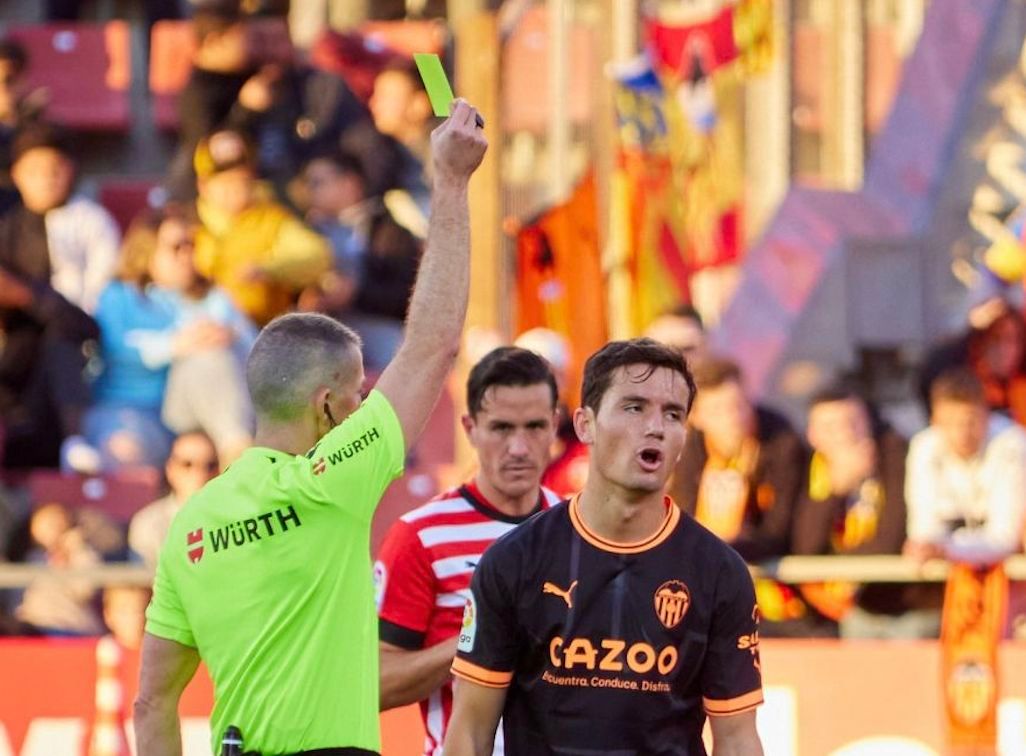  Javier Iglesias Villanueva saca tarjeta amarilla