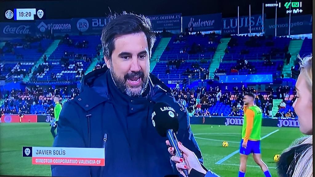  Javier Solís en el Coliseum en la previa del partido