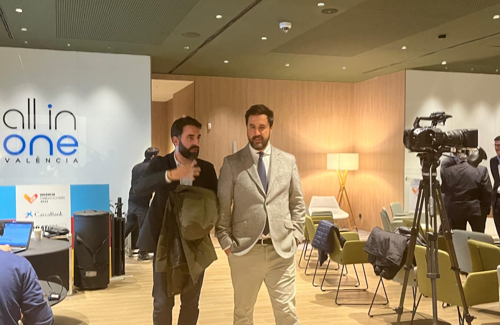  Javier Solís habla con Javier Mateos, concejal de deportes del Ayuntamiento.