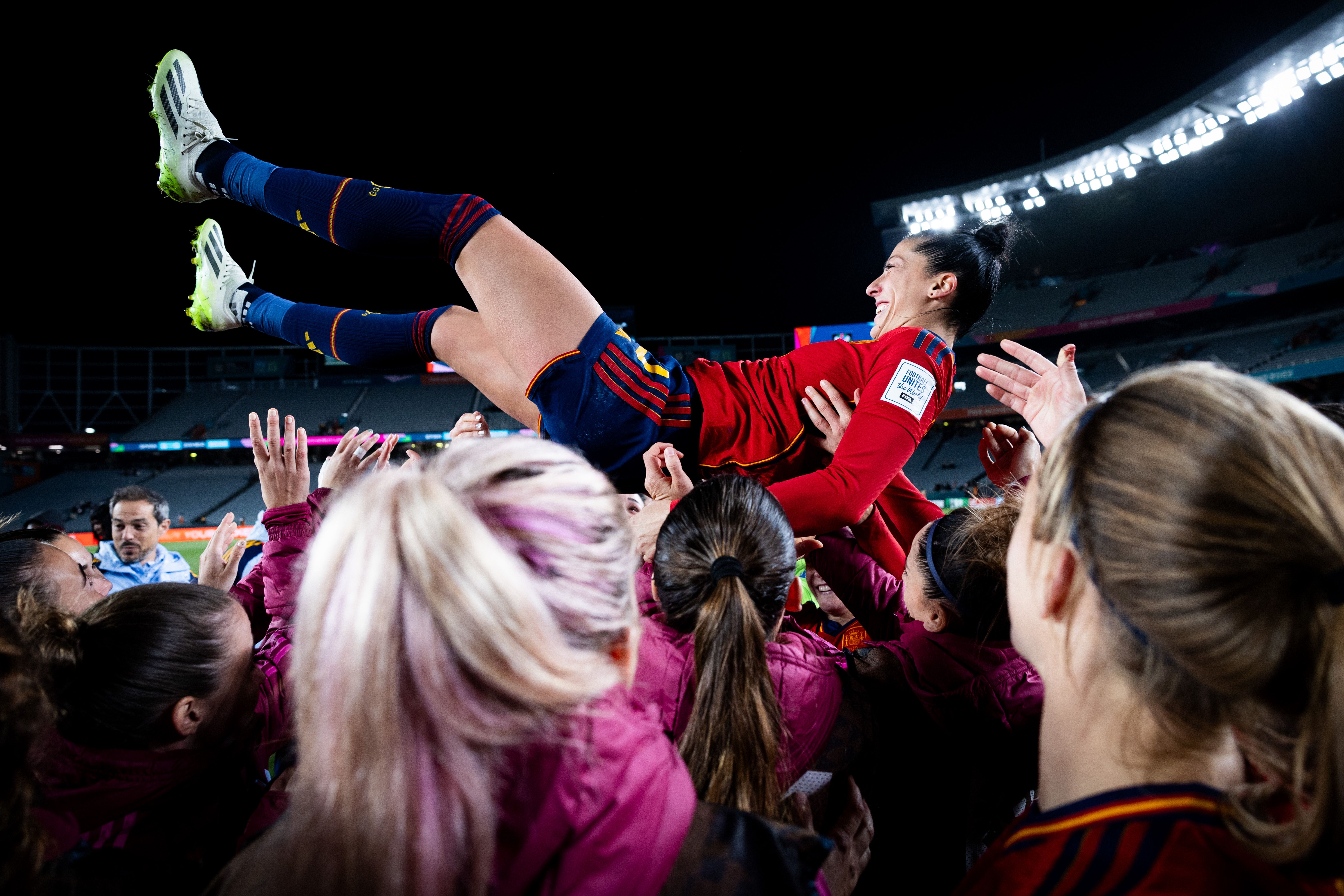  Jenni Hermoso, manteada por sus compañeras de selección en el Mundial ( RFEF).