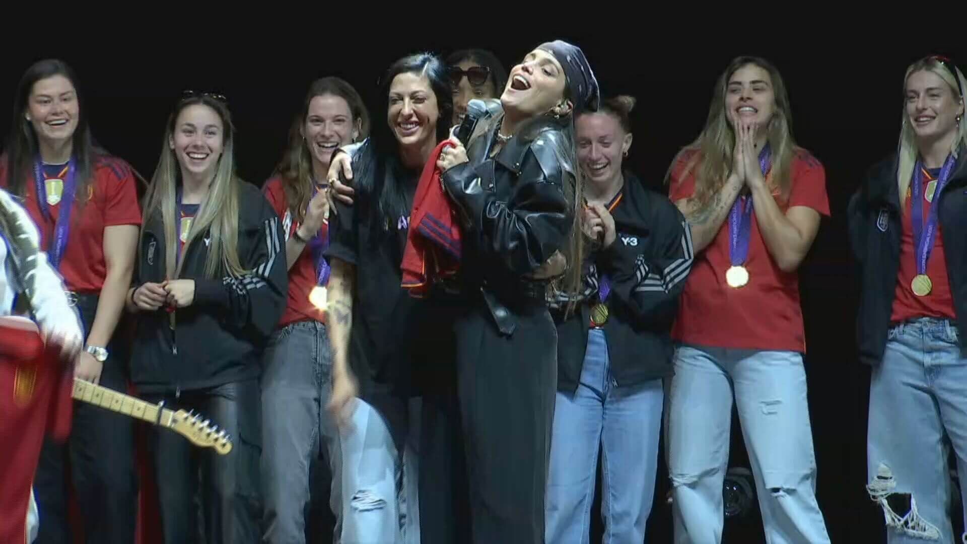  Jenni Hermoso cantando junto a Marlena