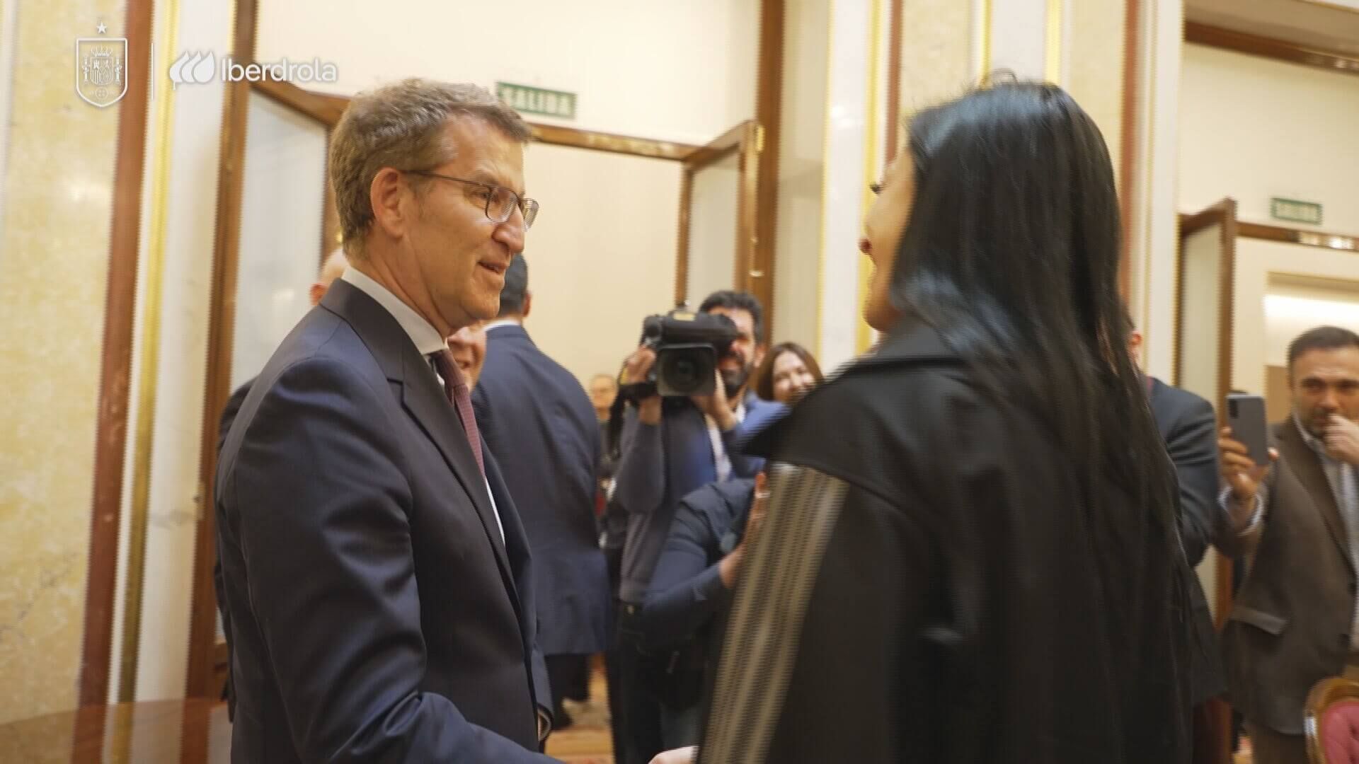  Jenni Hermoso saluda a Alberto Núñez Feijóo en el Congreso