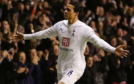  Jermain Jenas celebrando un gol durante su etapa en Tottenham.