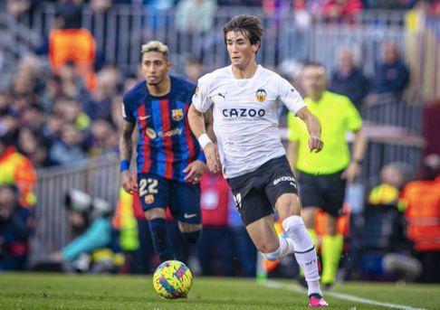  Jesús Vázquez, en el FC Barcelona - Valencia CF con Cazoo en el pecho.