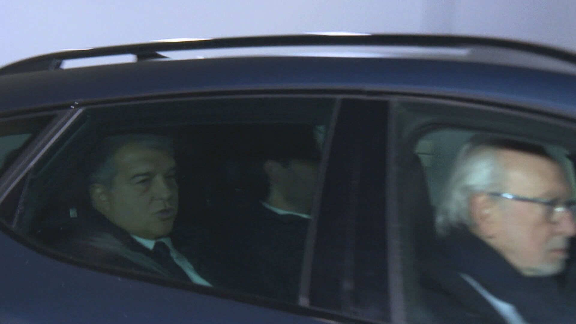  Joan Laporta salió muy serio de Montjuic tras el empate ante el Granada.