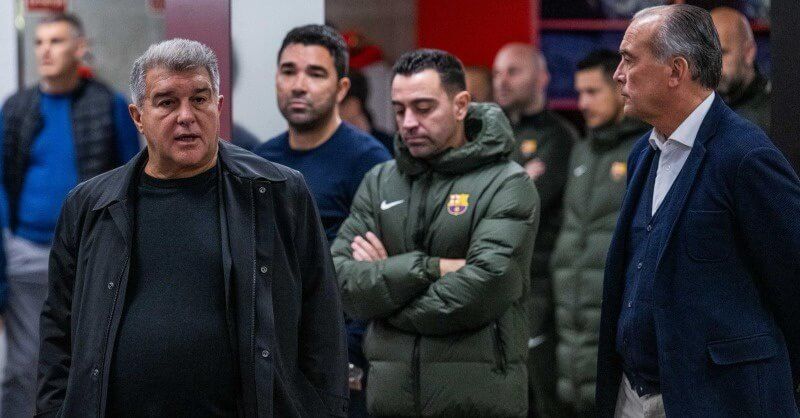  Joan Laporta tomando la palabra con Xavi Hernández al fondo.