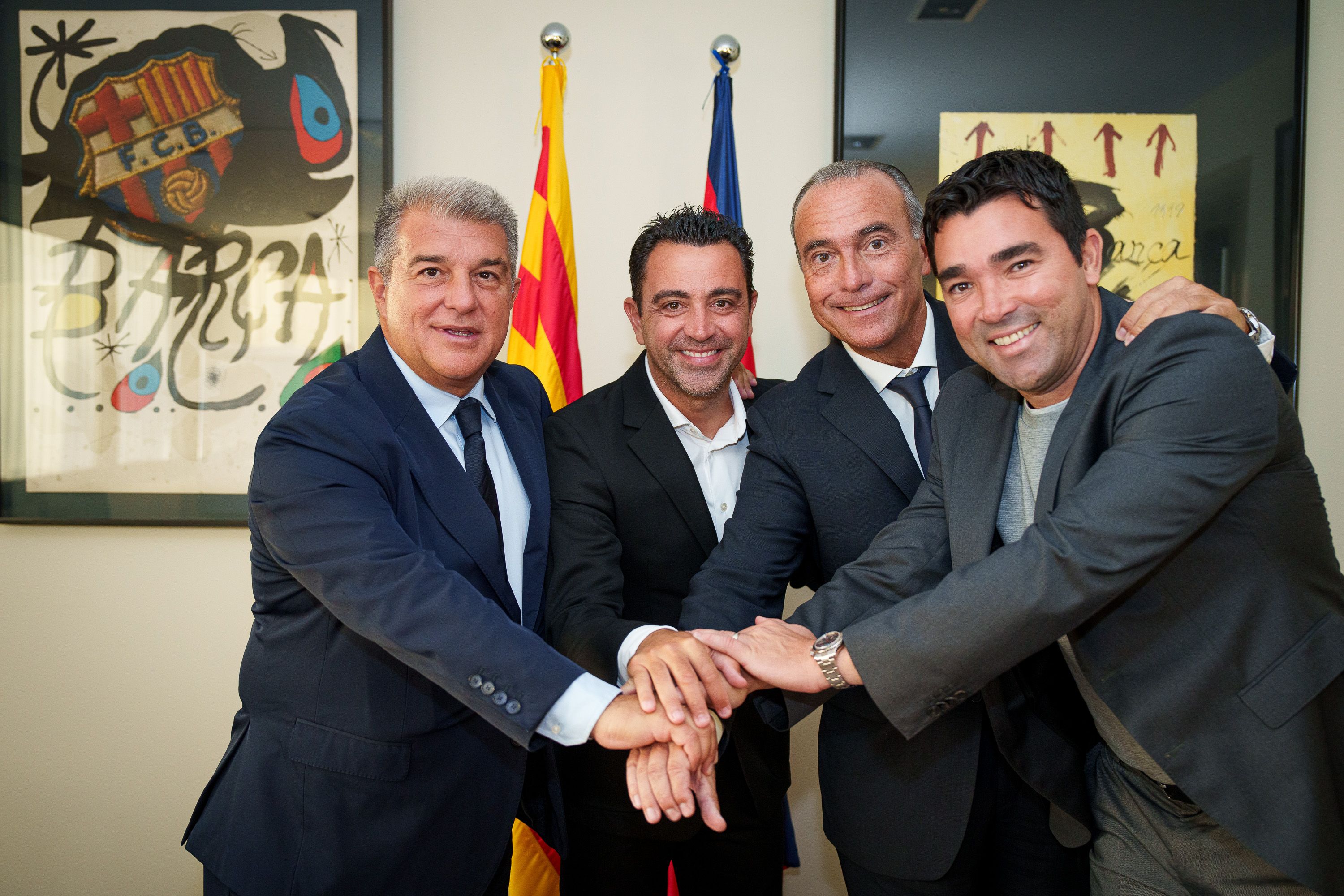  Joan Laporta, Xavi, Rafa Yuste,y Deco, tras la renovación del técnico.