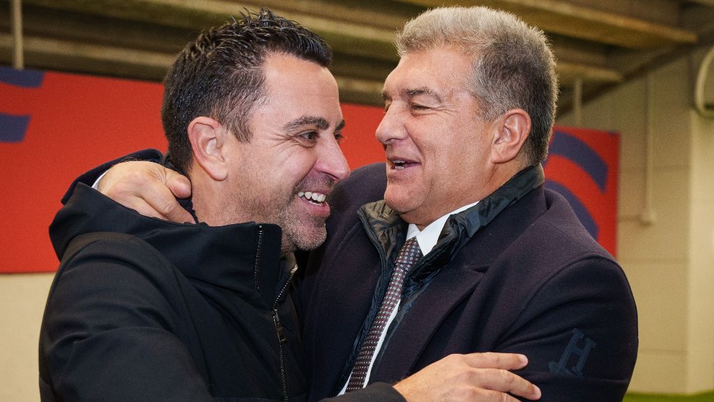Joan Laporta y Xavi abrazándose tras la victoria ante el Oporto (@FCBarcelona_es)
