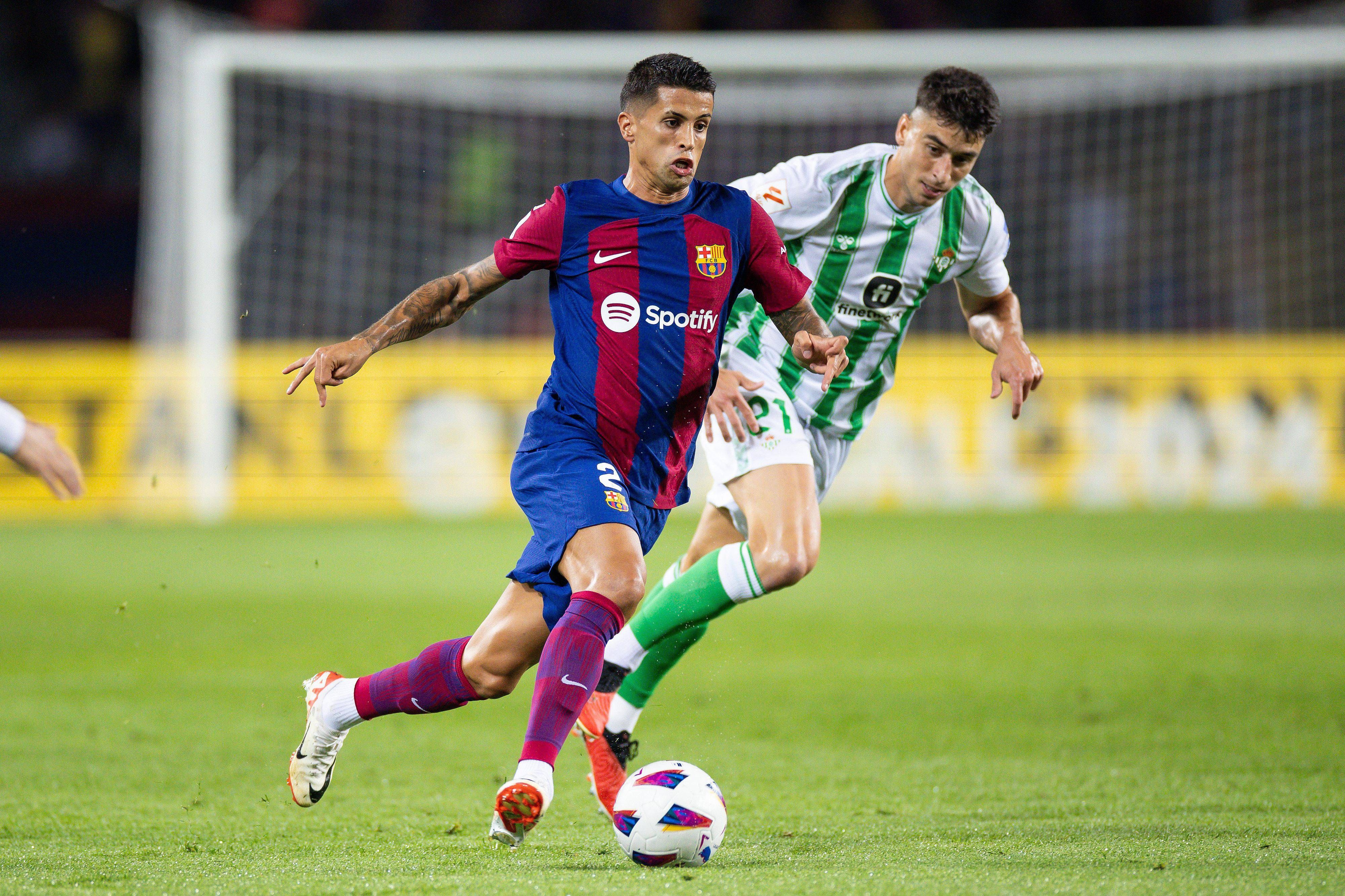 Joao Cancelo conduciendo un balón en el Barcelona-Betis.