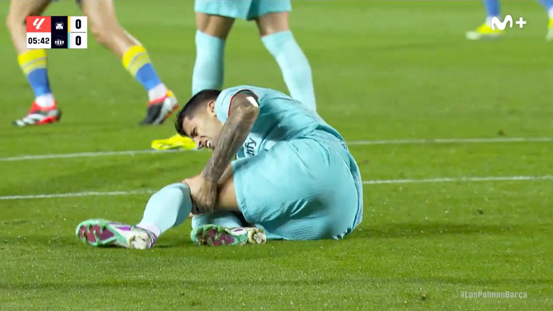  Joao Cancelo se duele de la parte posterior de la rodilla izquierda.