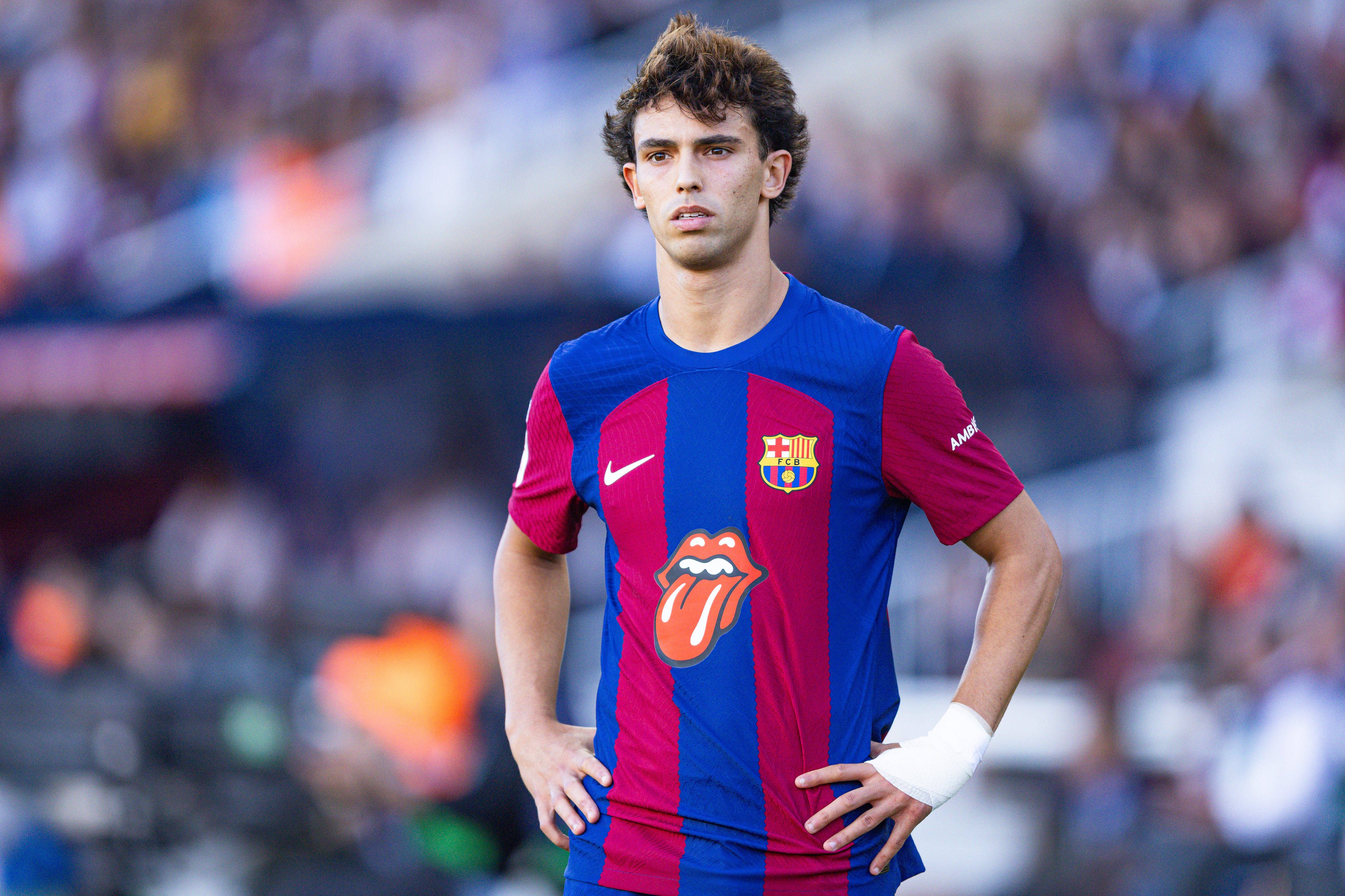 Joao Félix, con las manos en la cadera durante el Clásico Barcelona-Real Madrid (FOTO: Cordón Pr