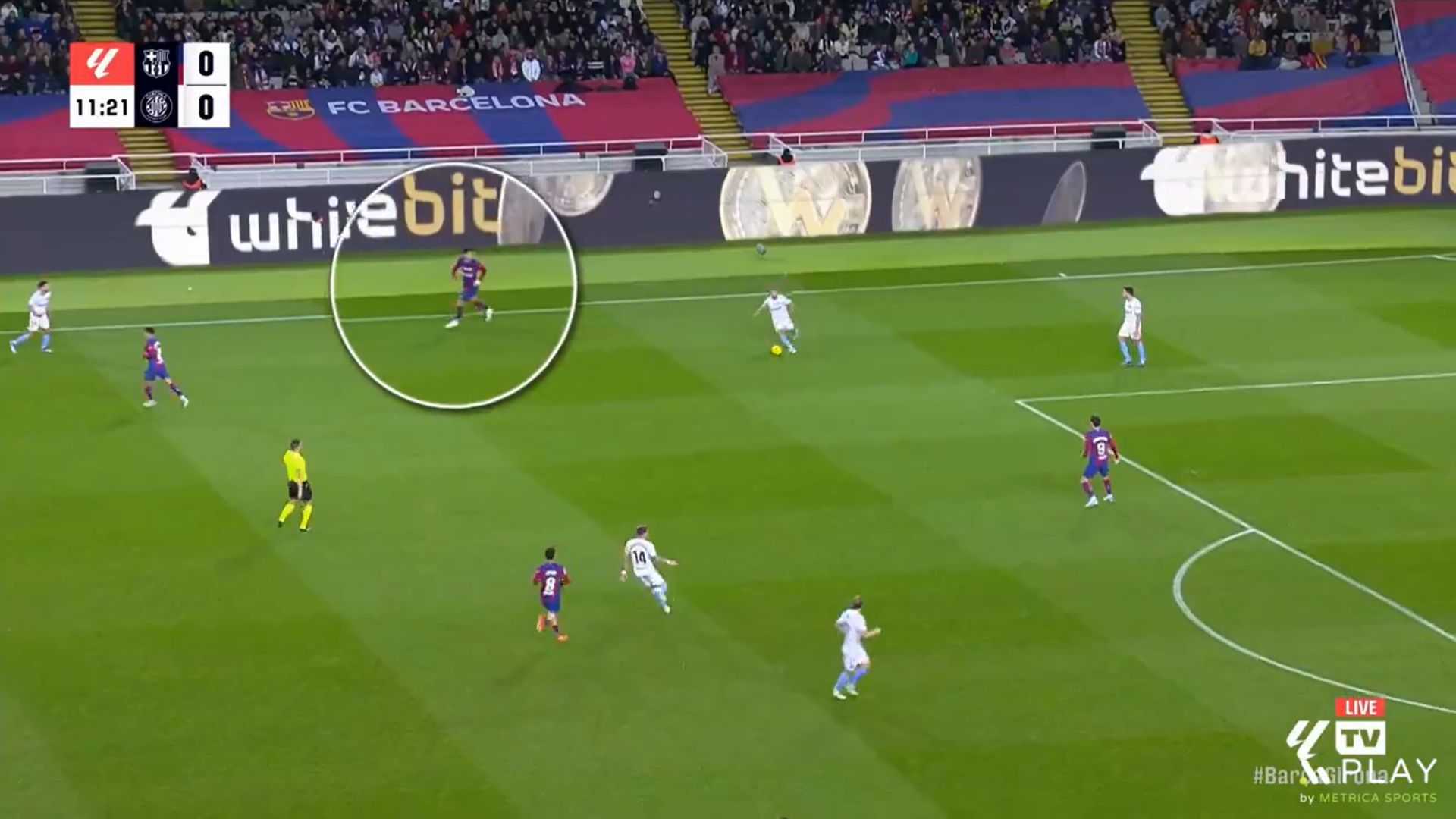  Joao Félix deja avanzar a Yan Couto.