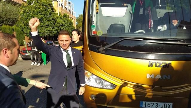 Joaquín llegando al hotel de concentración antes del derbi.