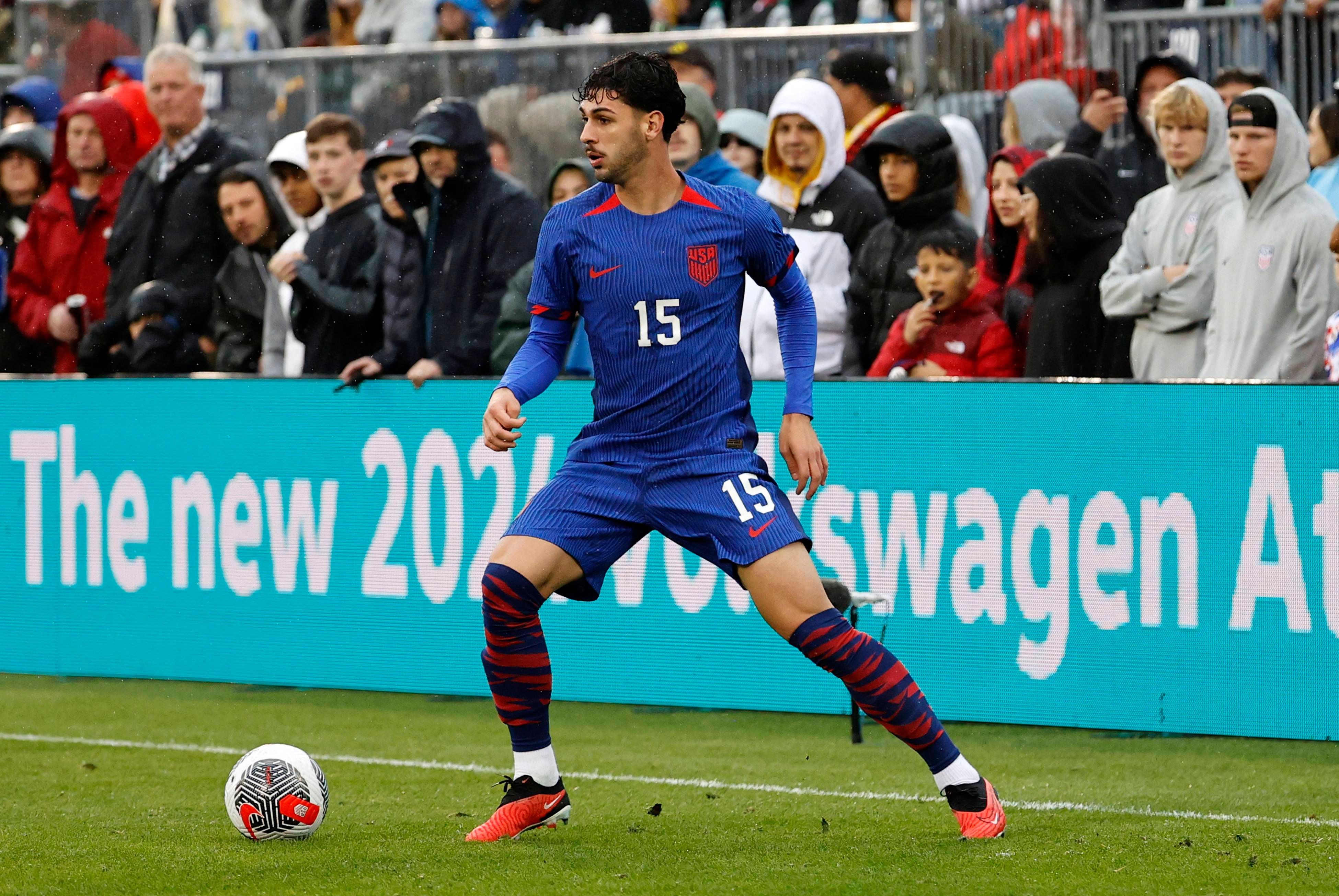  Johnny Cardoso, jugando con EEUU.