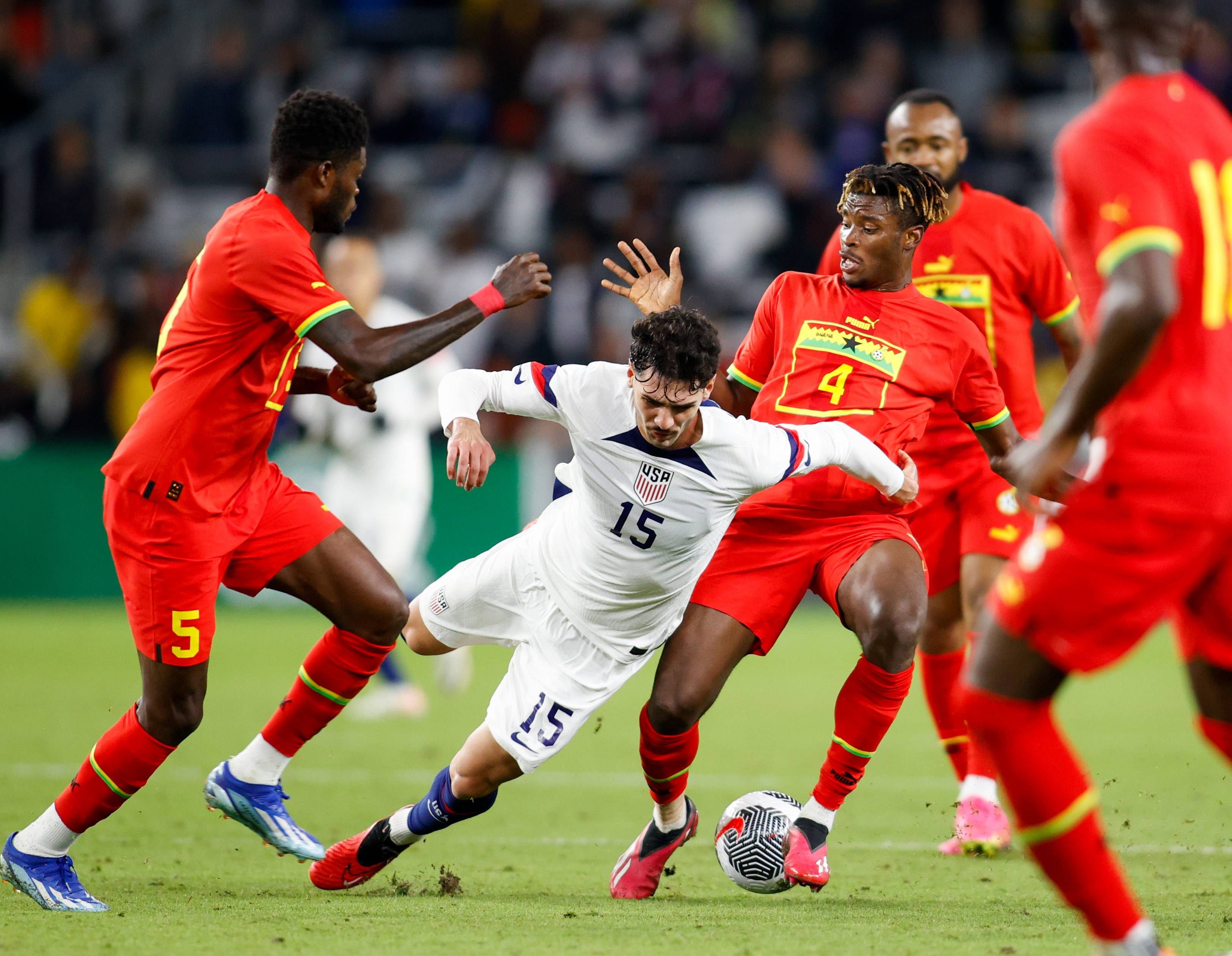  Johnny Cardoso, jugando con EEUU.u