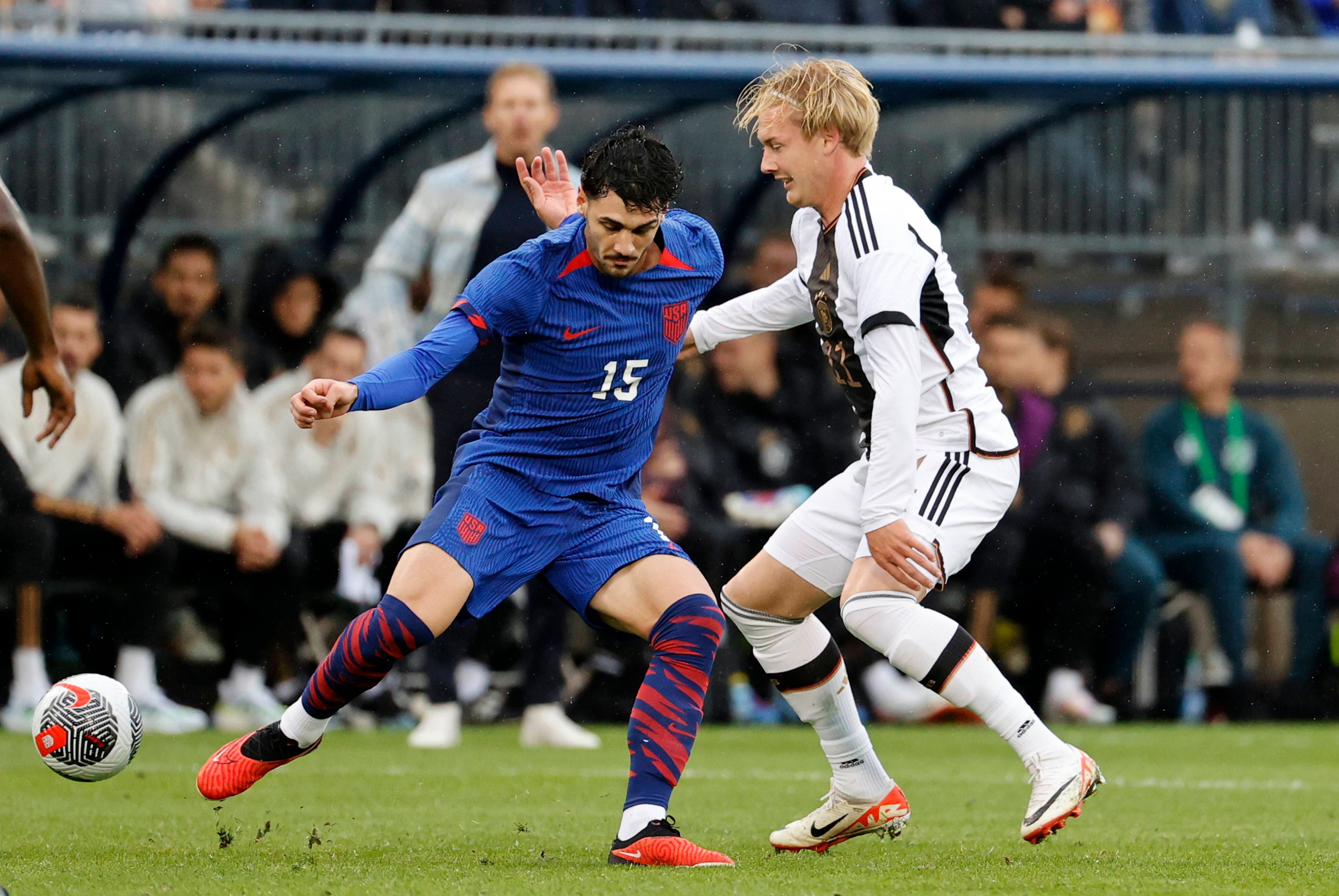 Johnny Cardoso, jugando con EEUU.