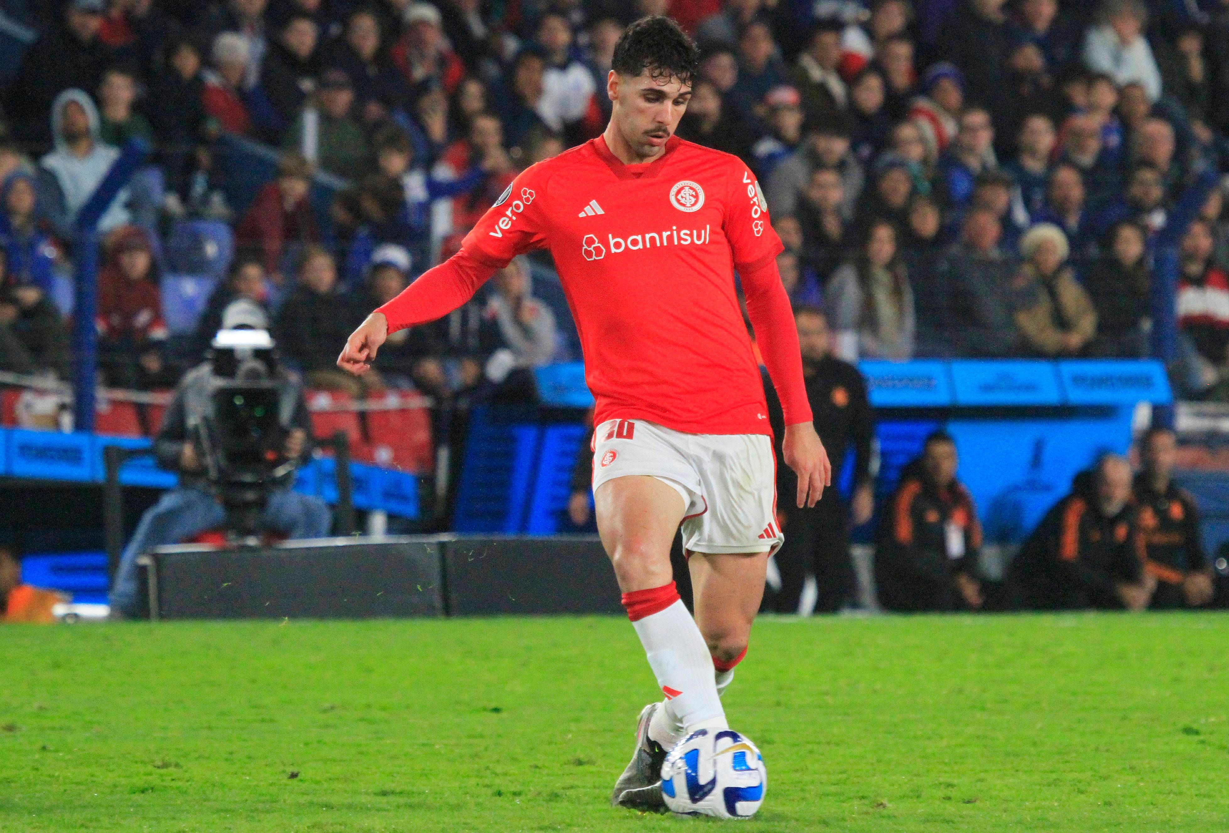  Johnny Cardoso, jugando con el Inter de Porto Alegre.