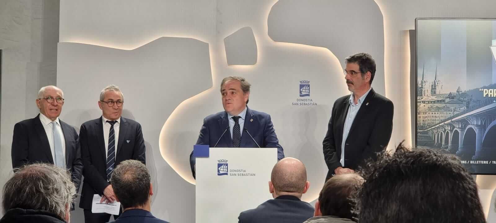 Jokin Aperribay durante la presentación del partido de rugby en el Reale Arena entre el Aviron y e