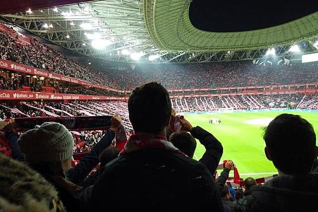 El golfista de Barrika Jon Rahm siguió al Athletic desde su localidad en San Mamés.