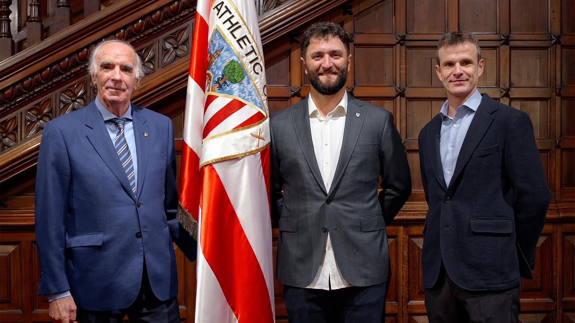 El 'Txopo' Iribar, el golfista Jon Rahm y el presidente del Athletic Club, Jon Uriarte, posan juntos en el palacete de Ibaigane.
