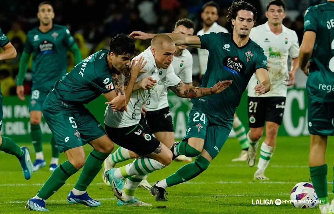 Jorge Pombo en un partido con el Racing de Santander.