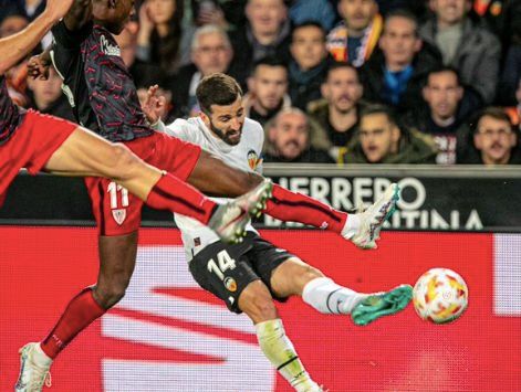  José Gayà, en el Valencia CF - Athletic.