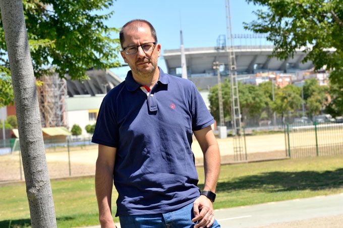 José Juan Romero, con el estadio Benito Villamarín al fondo.