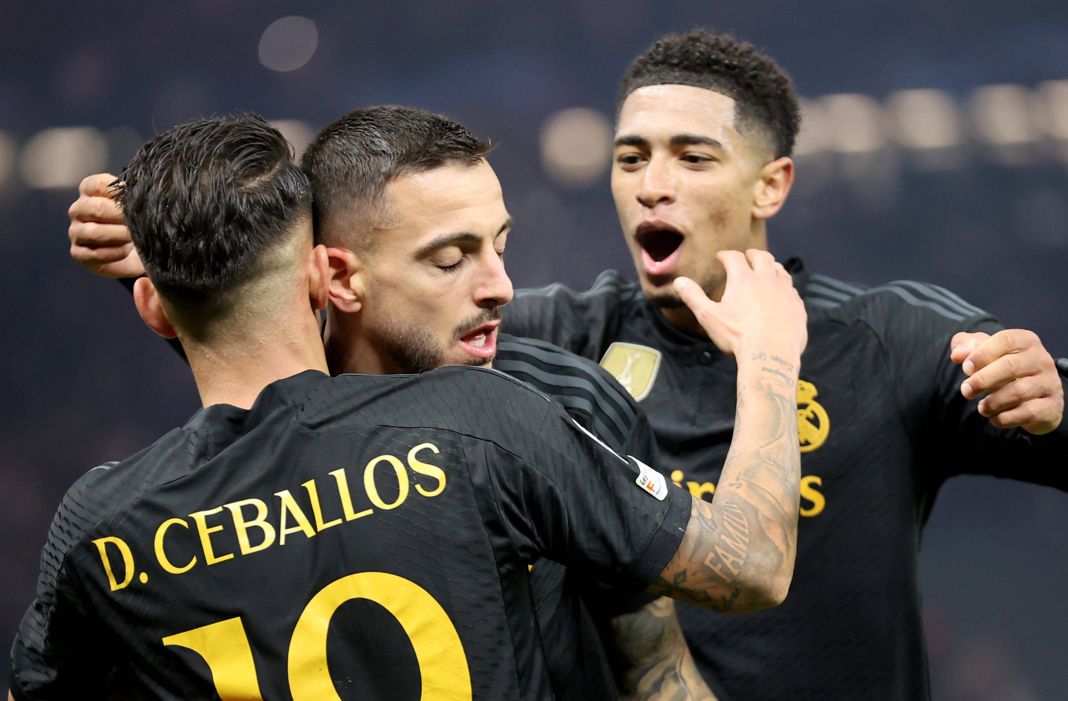 Joselu celebra su gol junto a Bellingham y Ceballos.