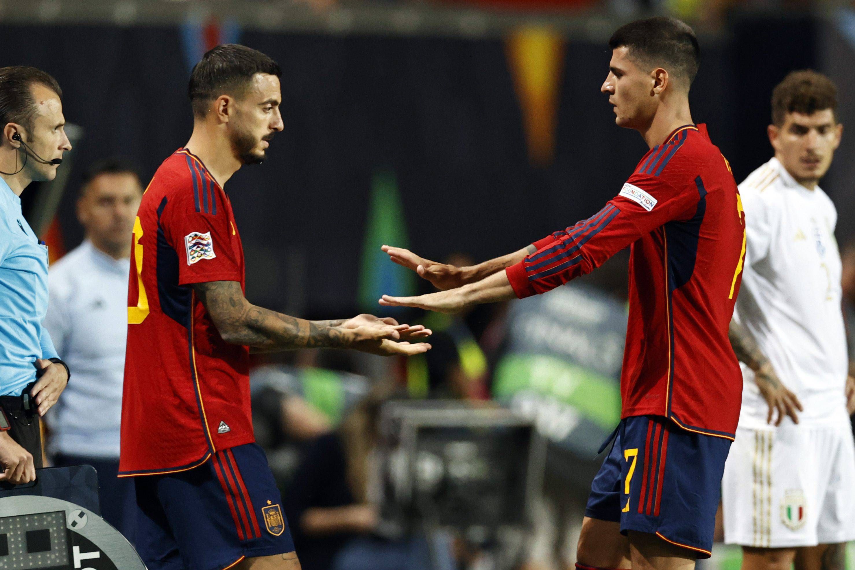  Joselu entrando al campo por Morata con España.