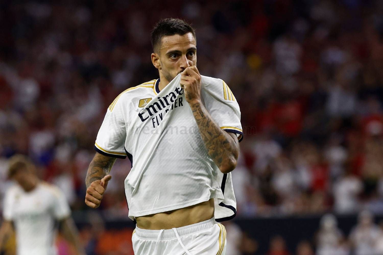  Joselu besa el escudo del Real Madrid tras marcarle al Manchester United d.Joselu y la posible llegada de Mbappé: "Parece ser que este año sí"