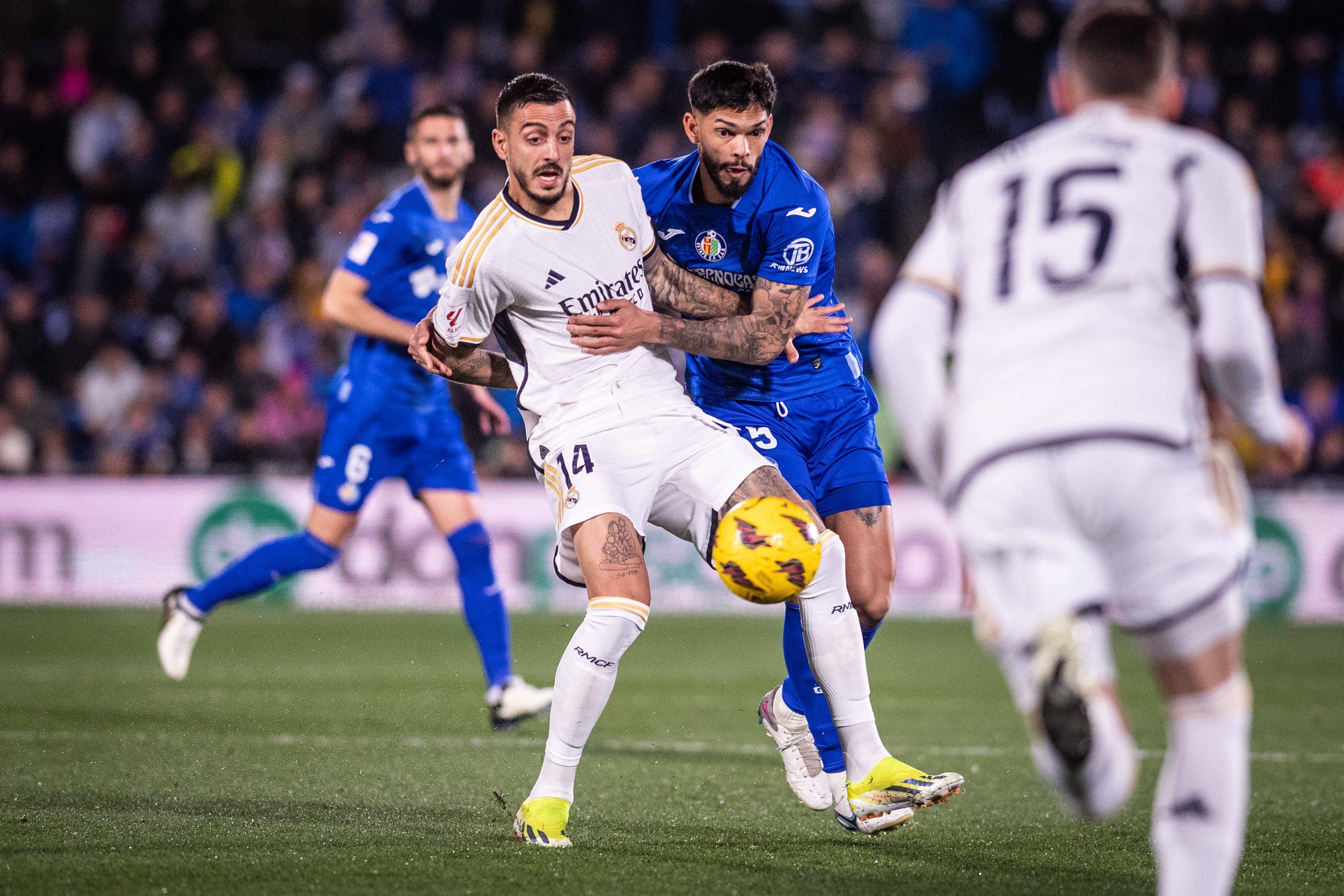  Joselu y Alderete luchan un balón en el Getafe-Real Madrid (FOTO: Cordón Press).