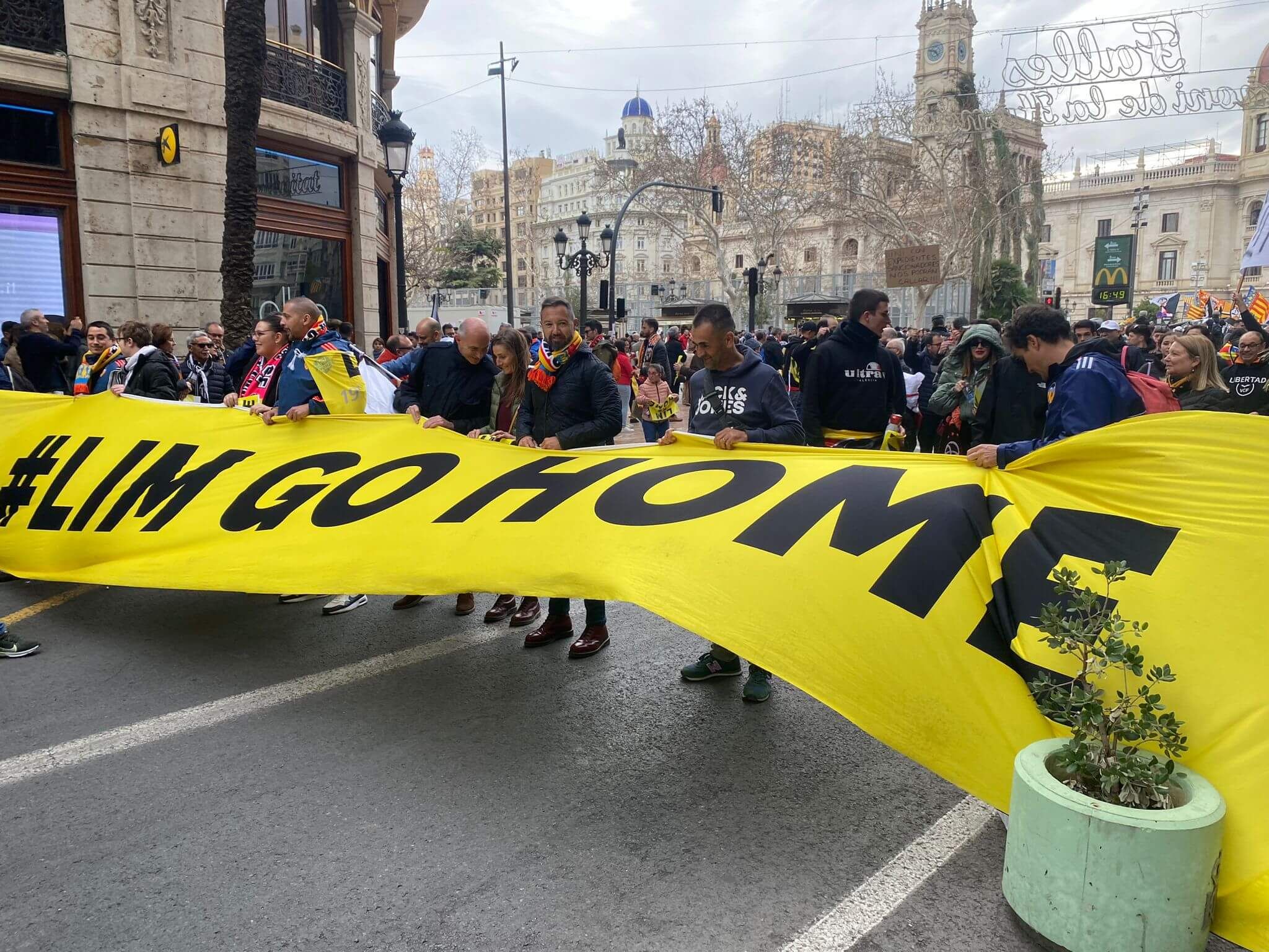 Juan Manuel Badenas, con una de las primeras grandes pancartas.