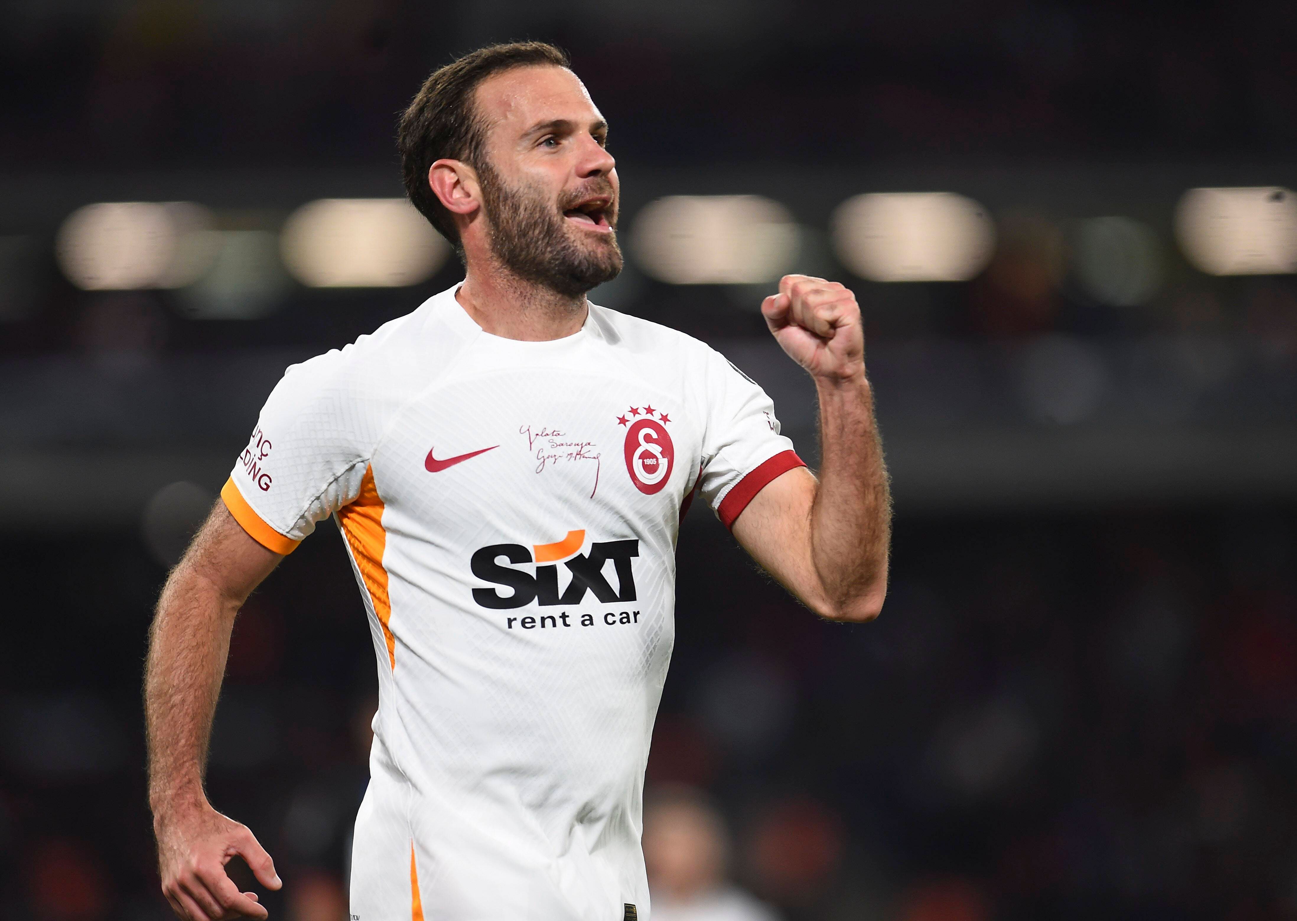 Juan Mata, durante un partido con el Galatasaray (Foto: Cordon Press).