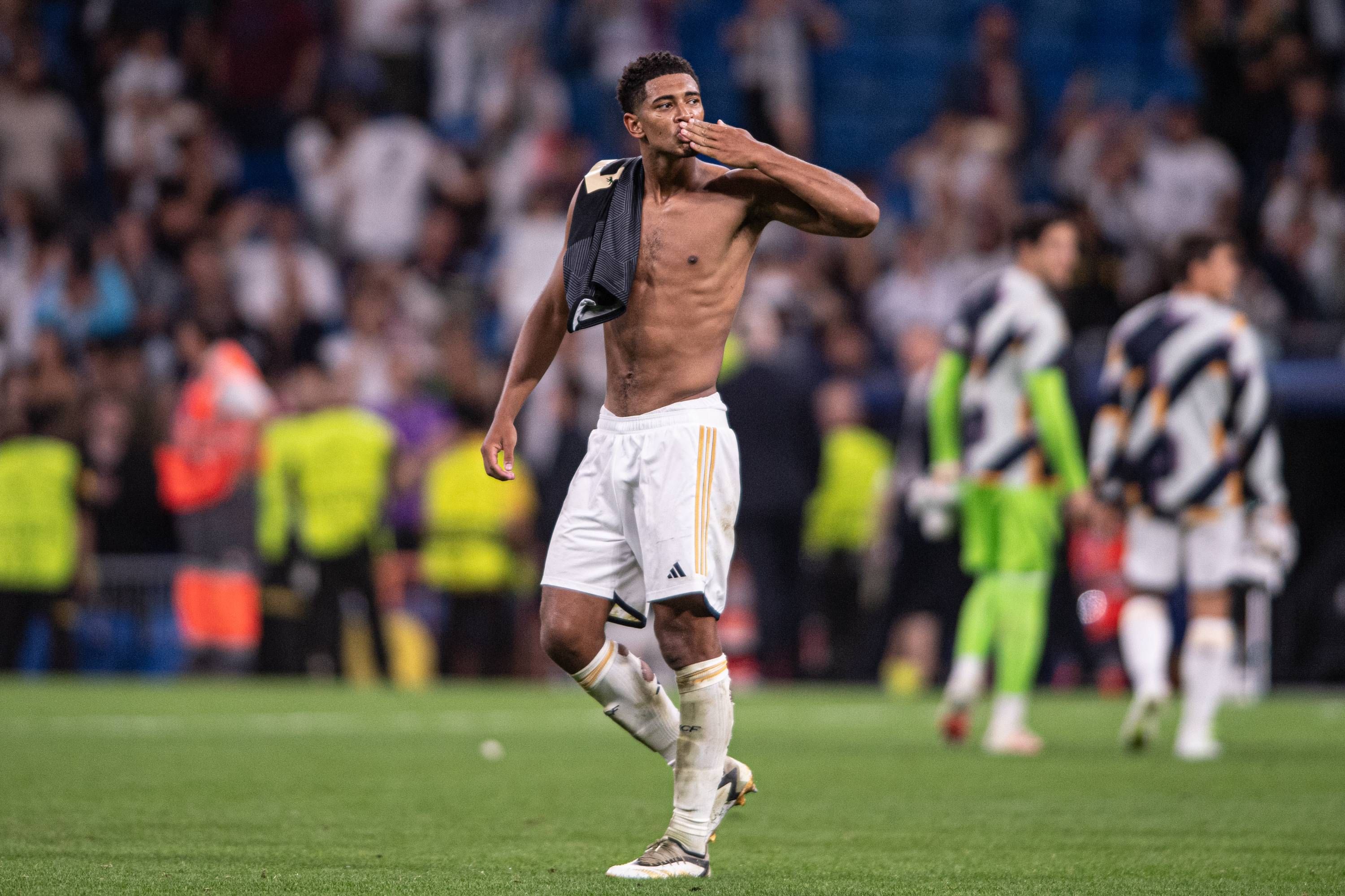  Jude Bellingham manda un beso a la afición del Real Madrid.