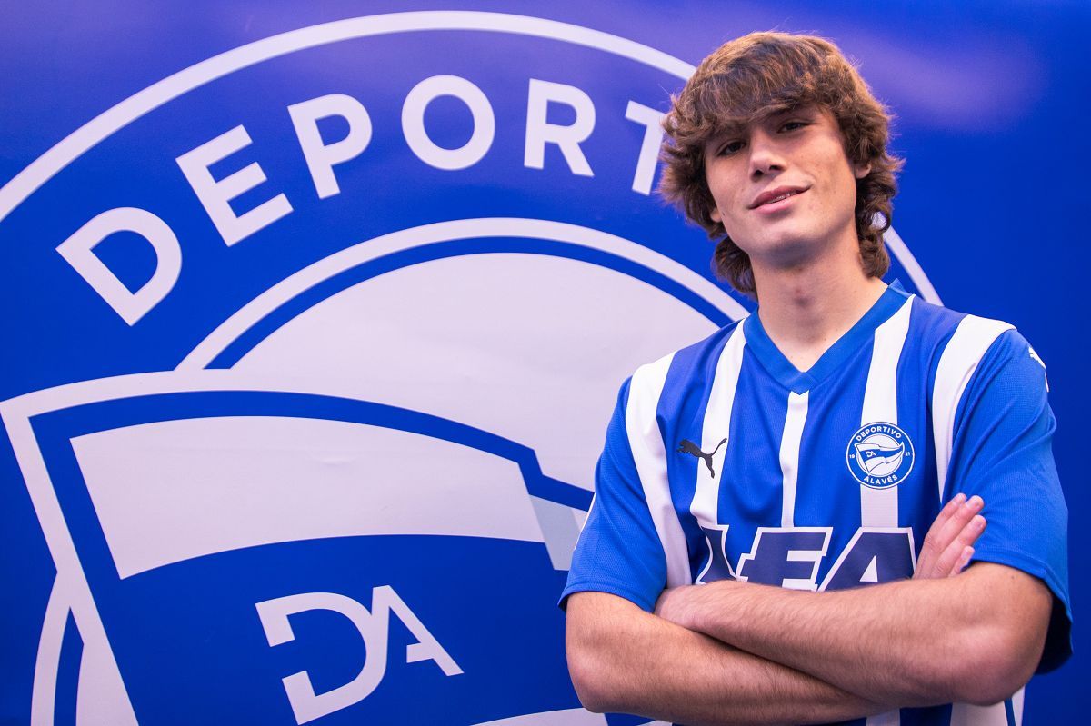  Julen Jon Guerrero posa con la camiseta del Alavés.