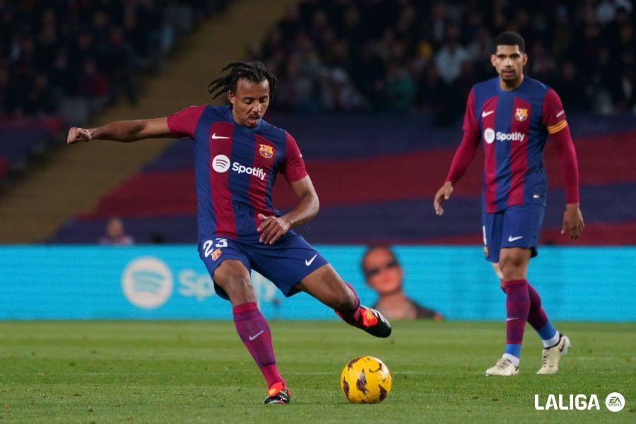 Jules Koundé, con Araujo detrás, en el Barça-Osasuna.