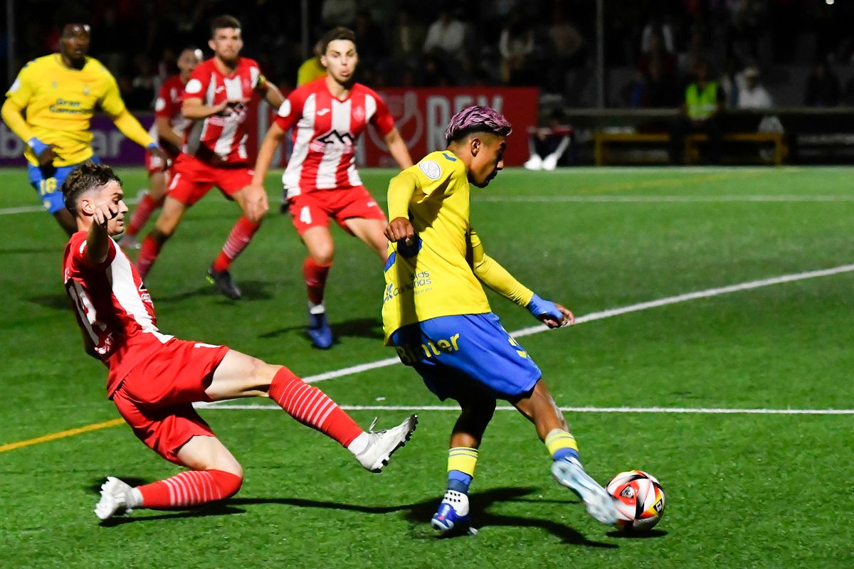  Julián Araujo dispara a gol en el Manacor-Las Palmas.