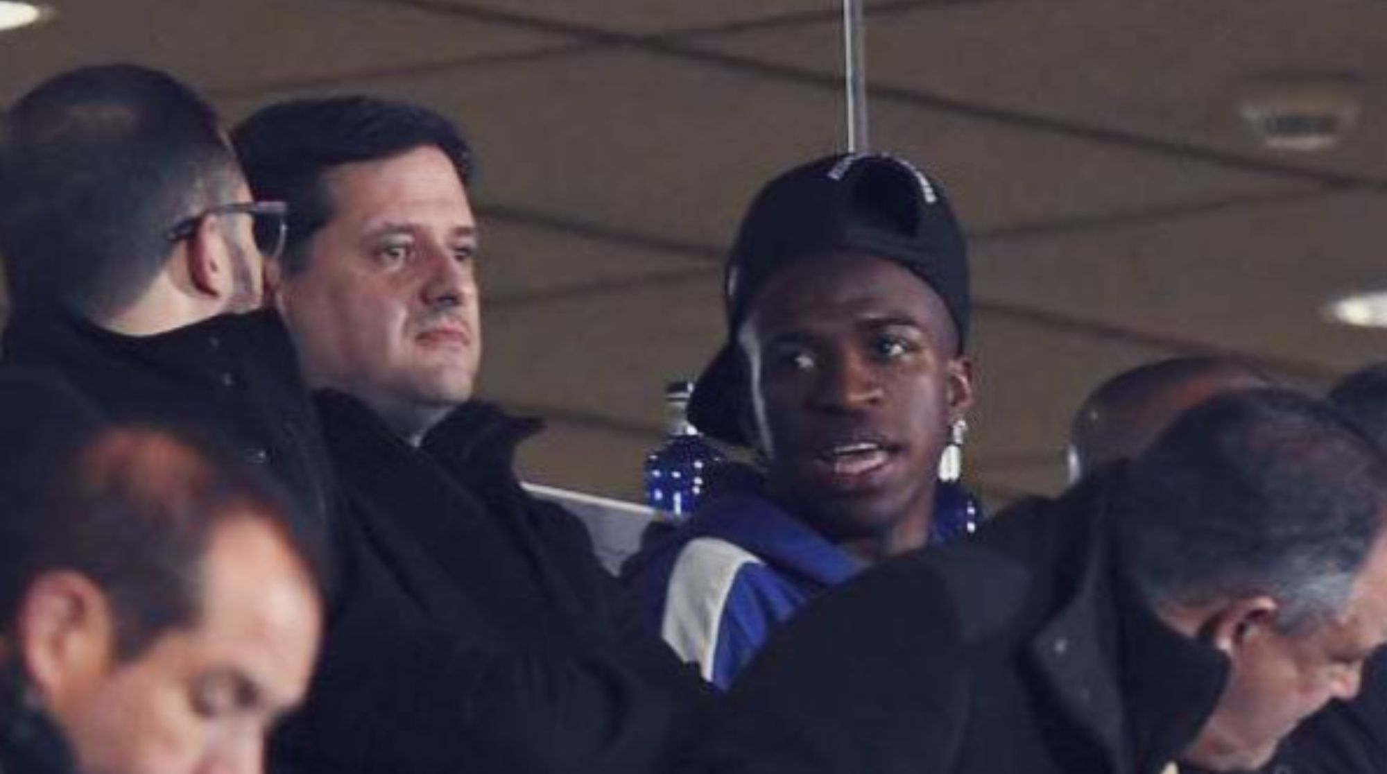  Juni Calafat y Vinicius en el palco del Bernabéu