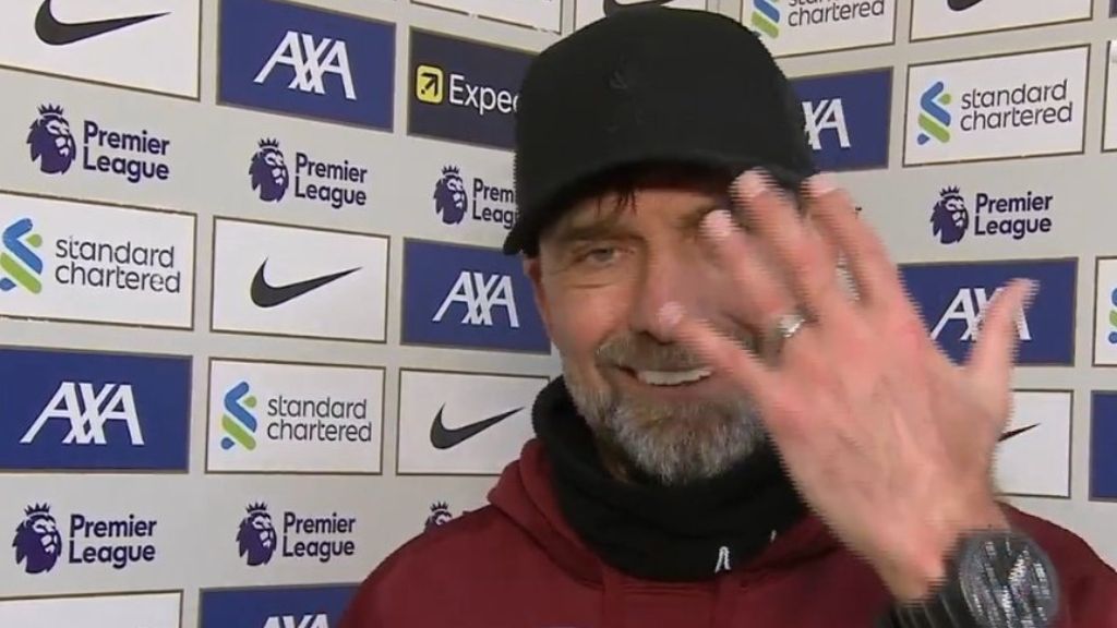 Jürgen Klopp con su anillo de bodas. (Fuente: @Mercado_Ingles)