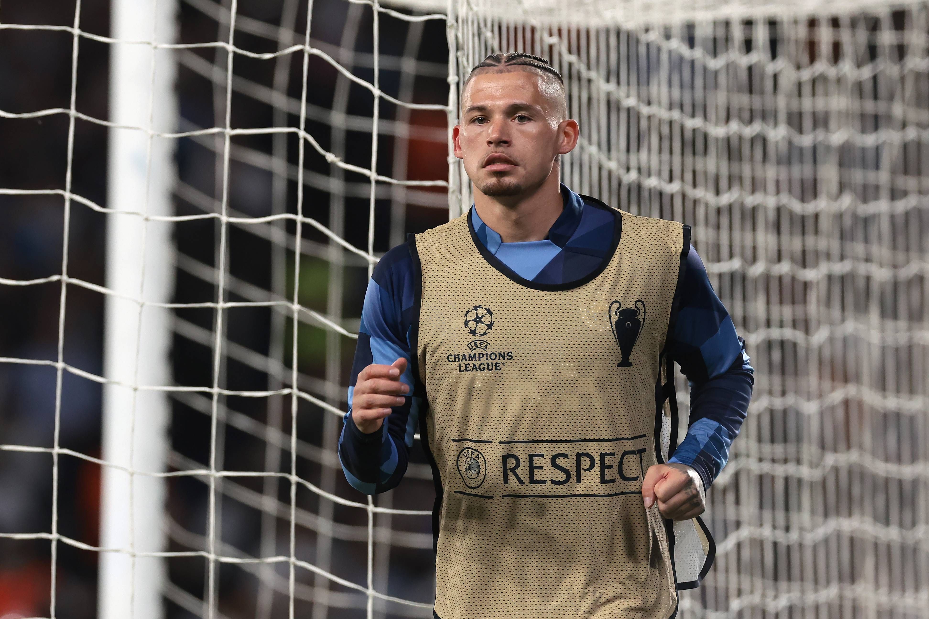 Kalvin Phillips calienta en un partido de Champions con el City.