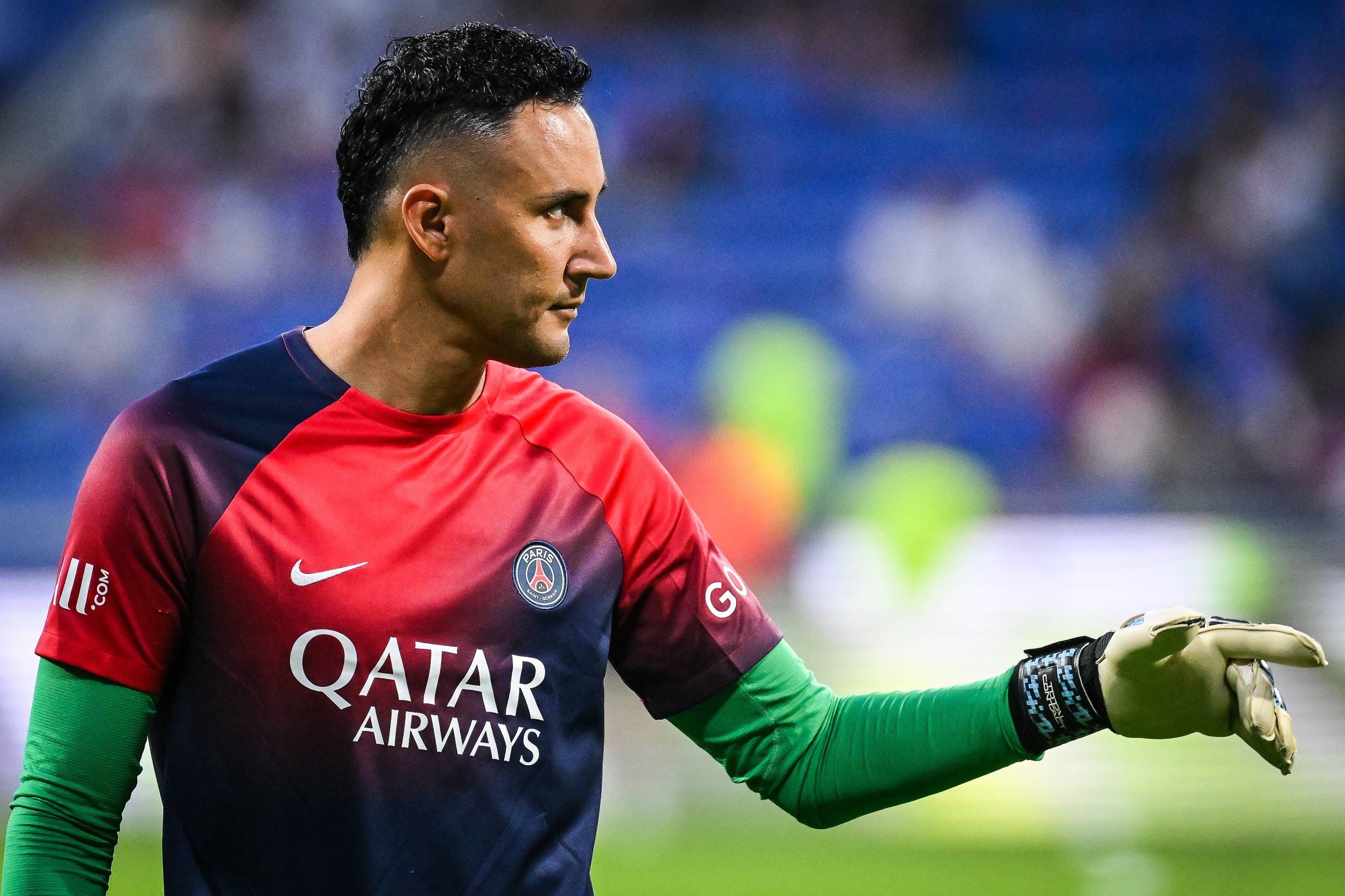 Keylor Navas, en un calentamiento del PSG (FOTO: Cordón Press).