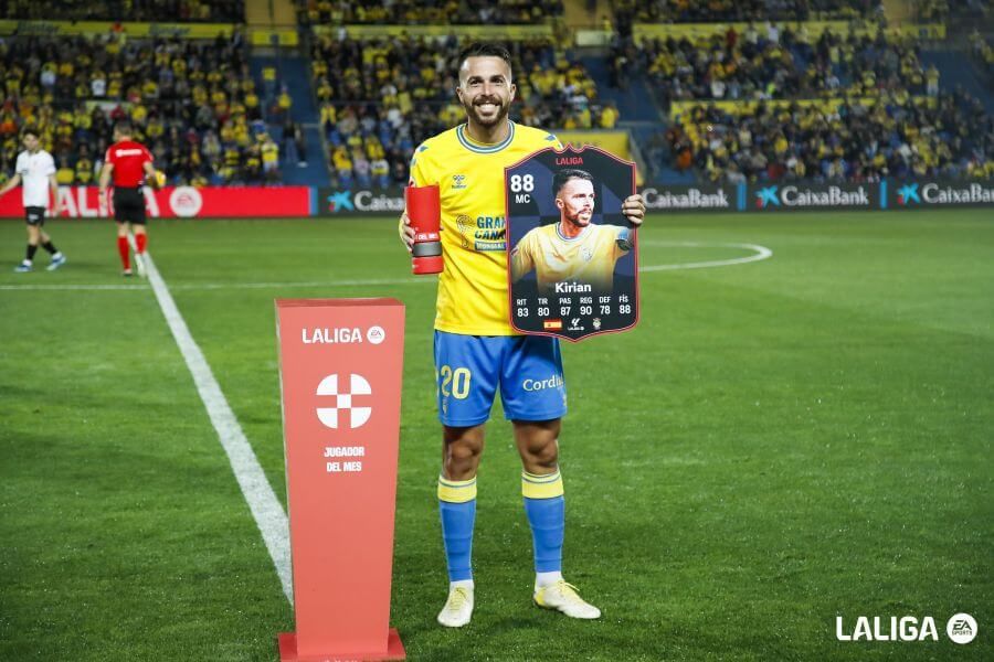  Kirian recibe el premio al jugador del mes antes del UD Las Palmas - Valencia CF.