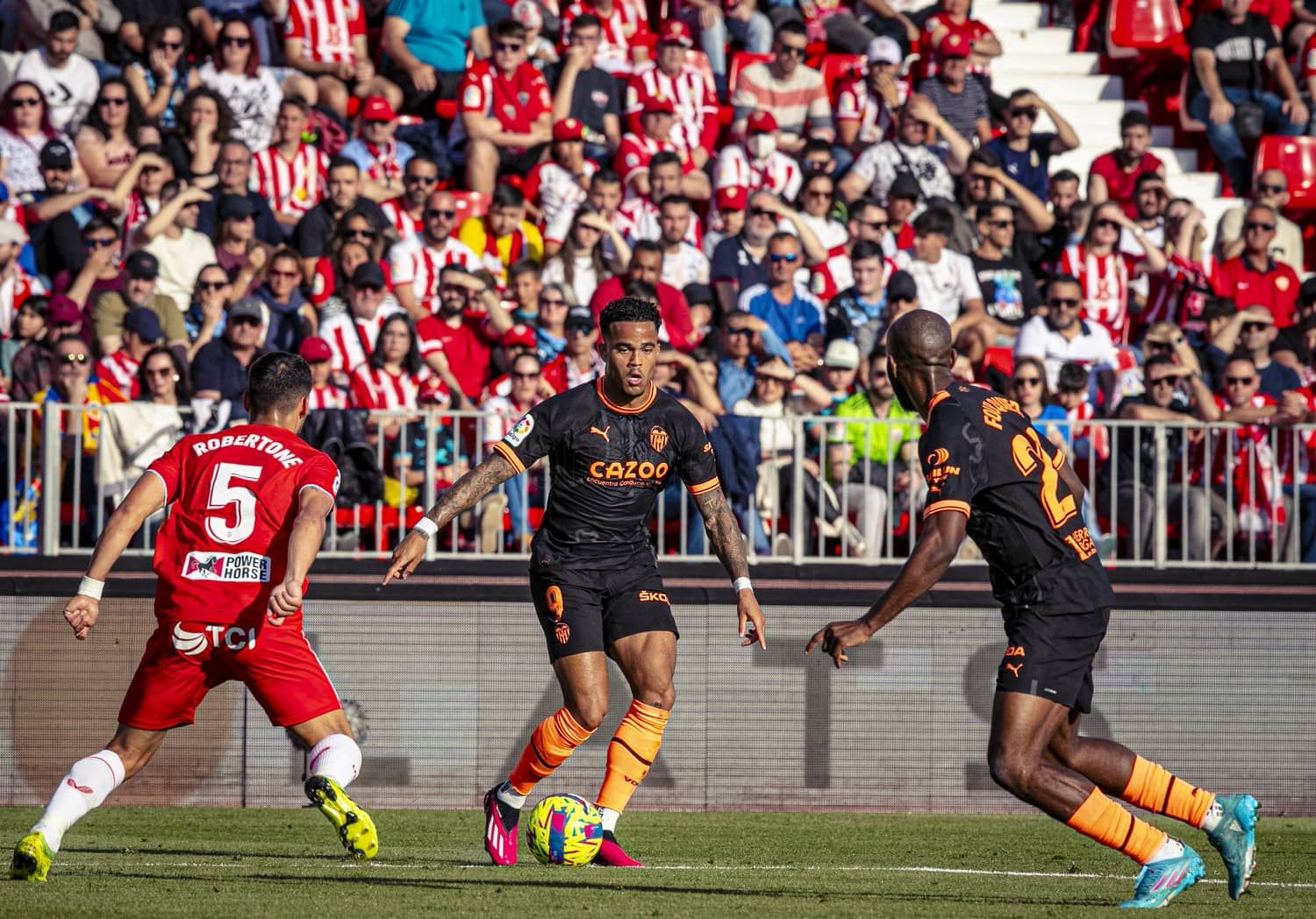 Kluivert antes de lesionarse