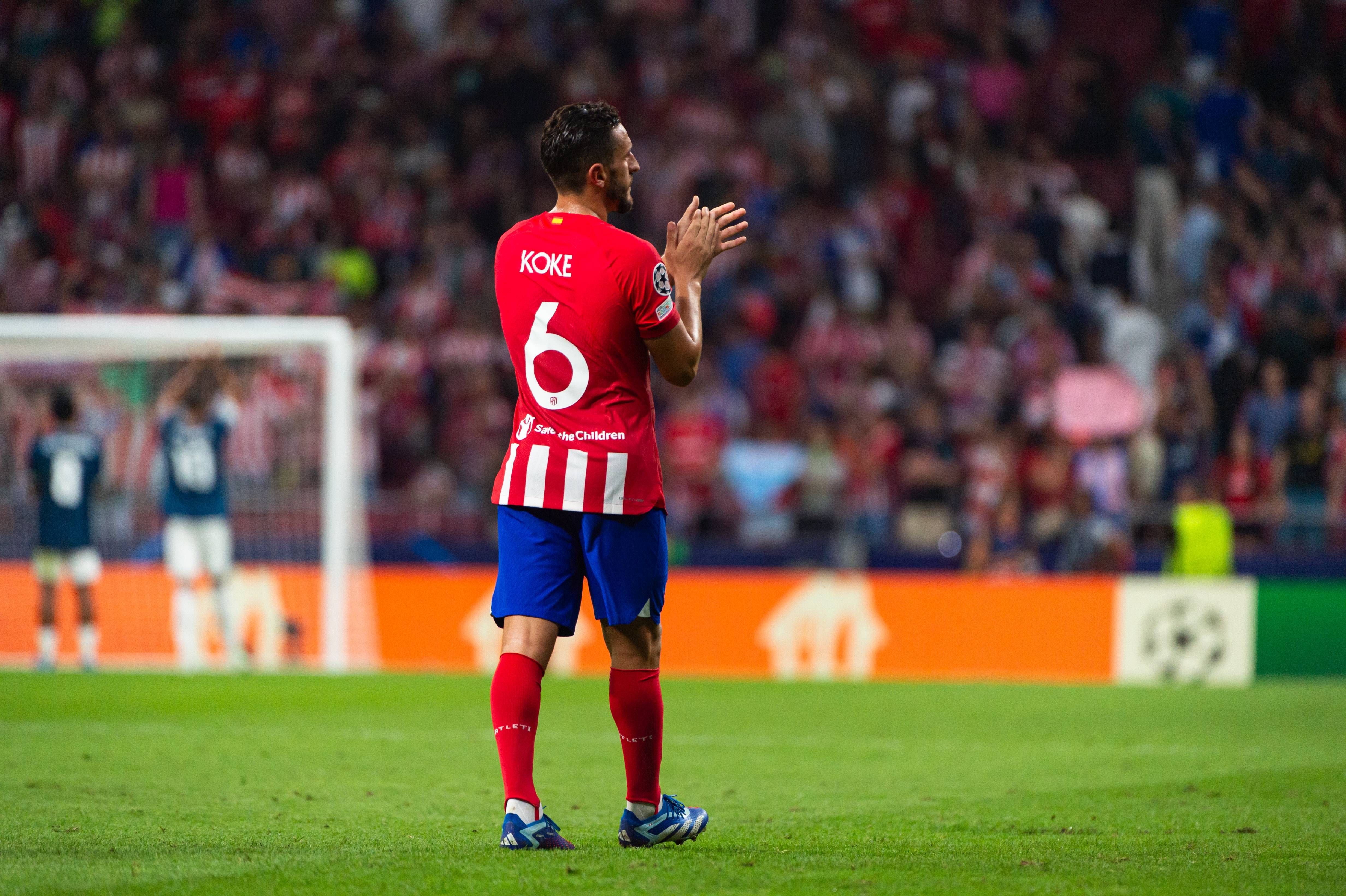 Koke celebrando con el Metropolitano la victoria ante el Feyenoord.