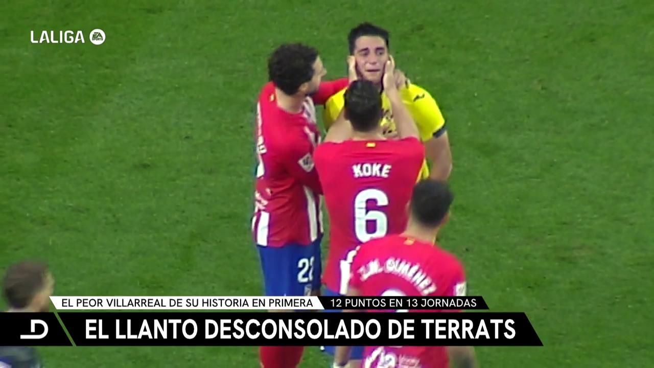  Koke consolando a Terrats tras el partido