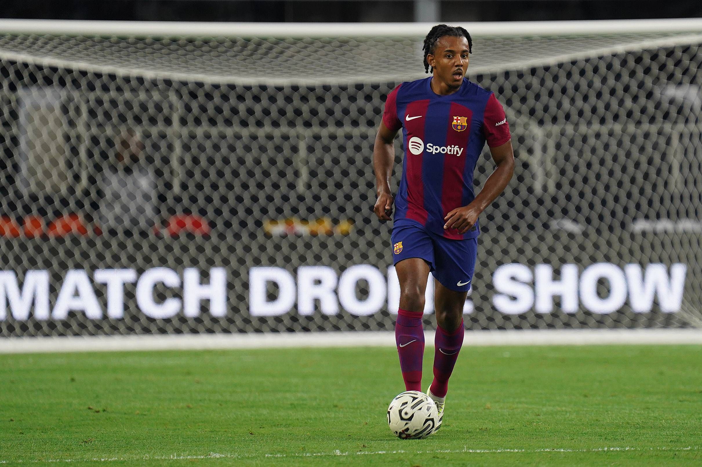 Koundé conduce el balón en el Barcelona-Real Madrid de pretemporada (FOTO: Cordón Press).