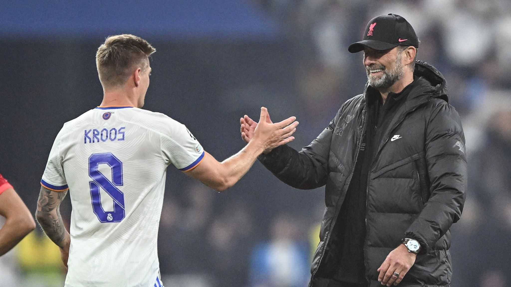 Toni Kroos saluda a Jürgen Klopp en la final de Champions de 2022.