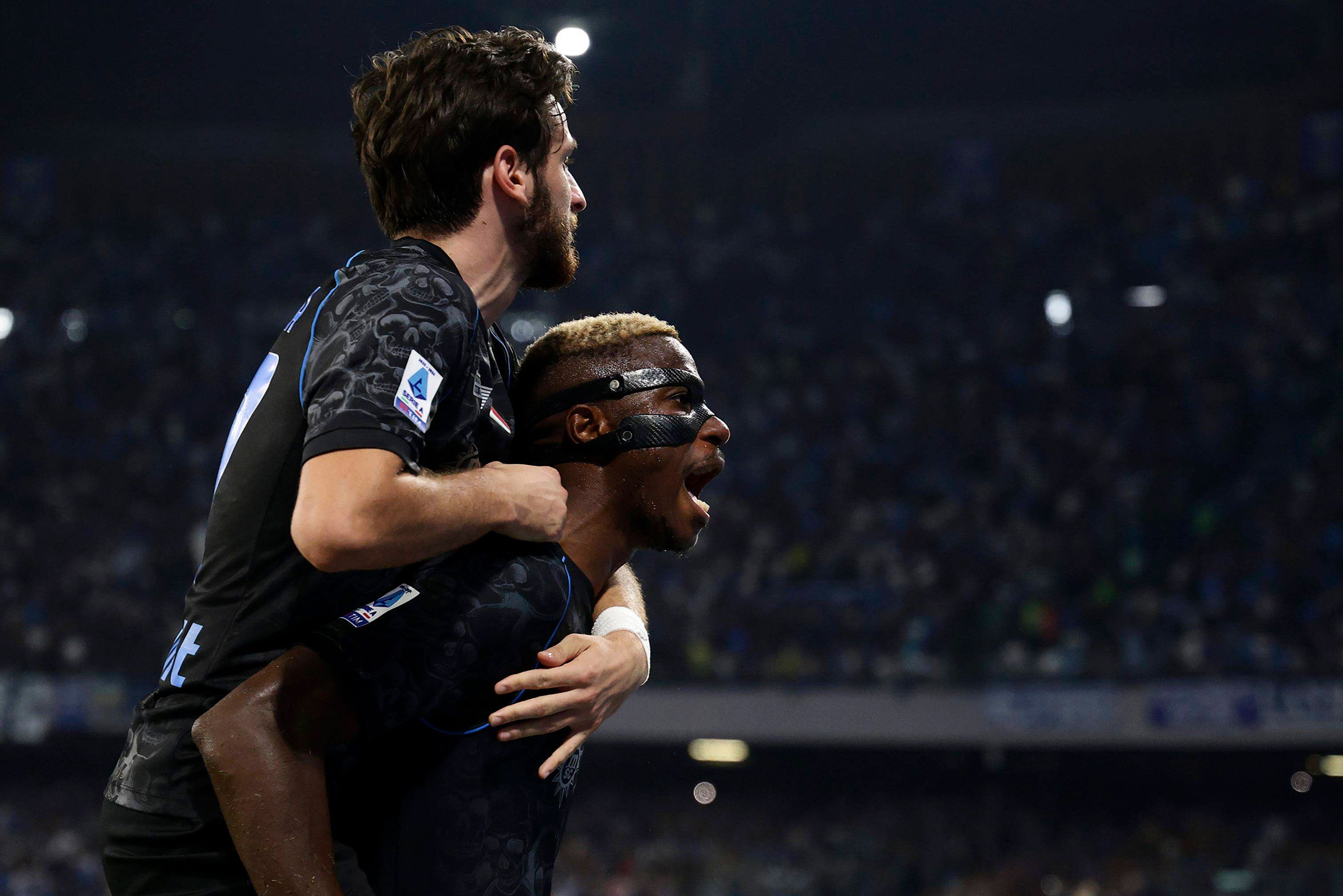 Kvaratskhelia y Osimhen celebrando un gol del Nápoles en Champions.