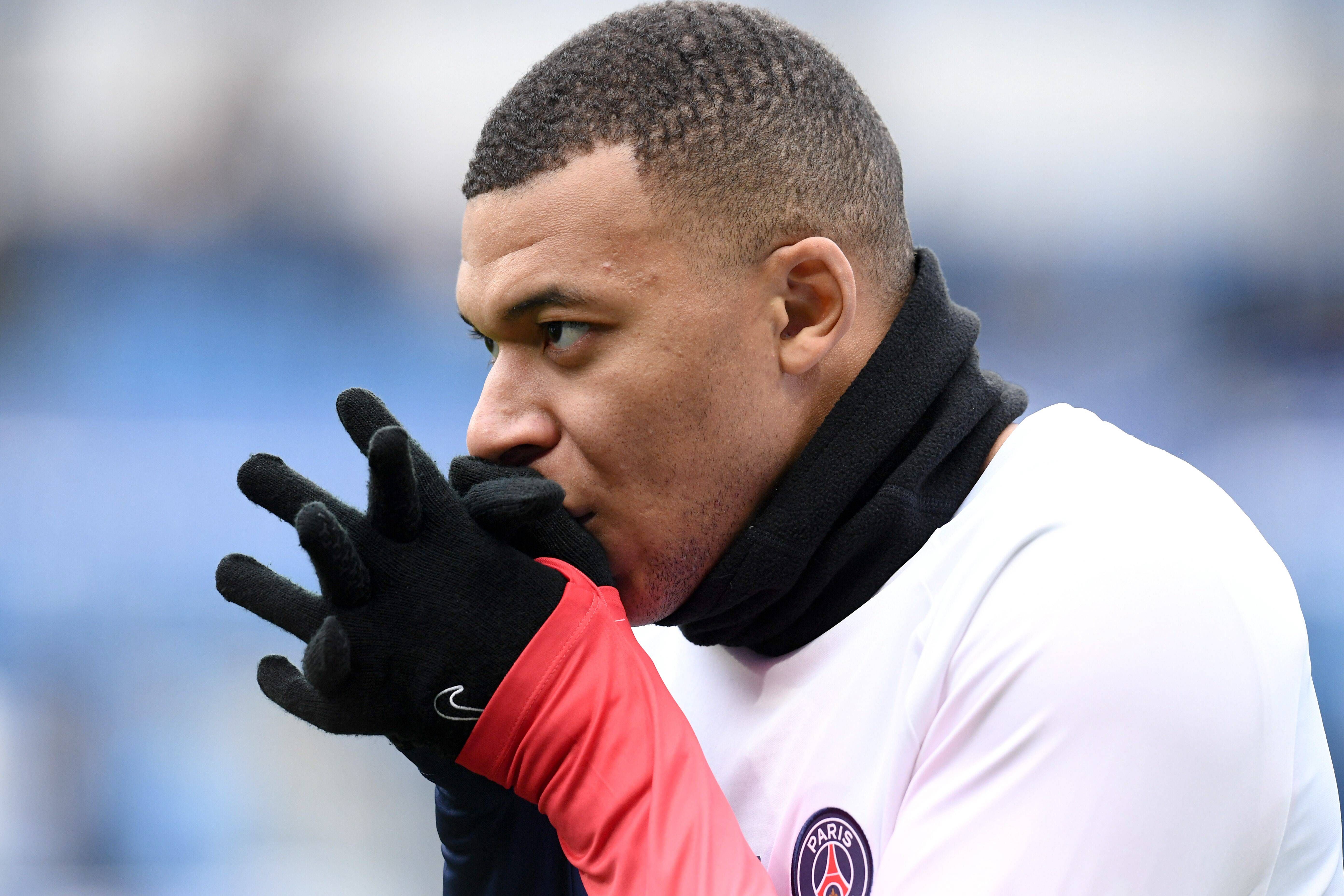  Kylian Mbappé, en un calentamiento del PSG (FOTO: Cordón Press).